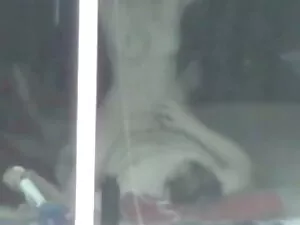 Anh ngủ trên một ghi ...