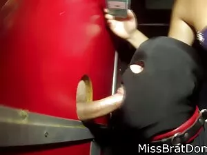 Cô ấy bắn một cô gái ...