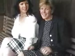 Cô mơn trớn cơ thể đ ...