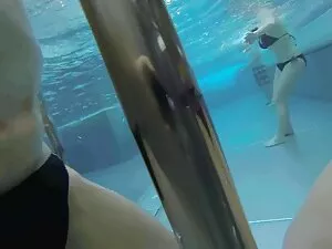 Cô gái tắm rửa và tr ...