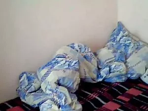 Một cô gái đỏ cúi xu ...