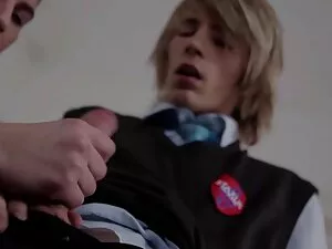 Một cô gái tóc vàng ...