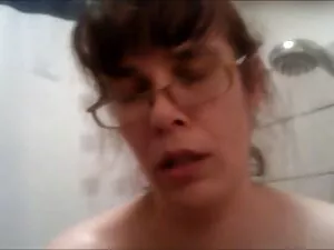 Đi tiểu vào phim xx  ...