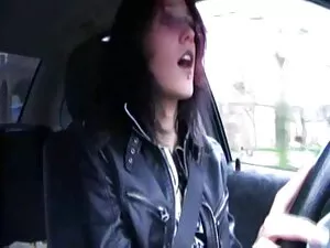 Hai bạn bè đi tiểu t ...