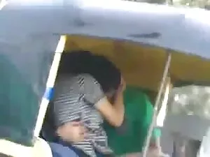 Hai bạn gái hút một  ...